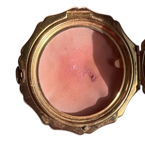 Vintage Stratton Gold Tone Metal Compact With Victorian Courting Couple Design, - Picture 5 of 7